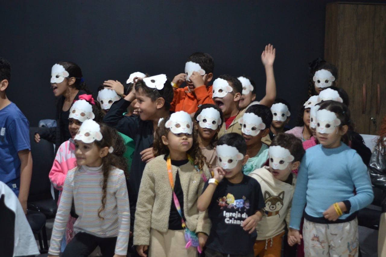 Momento de louvor no IEQ Kids