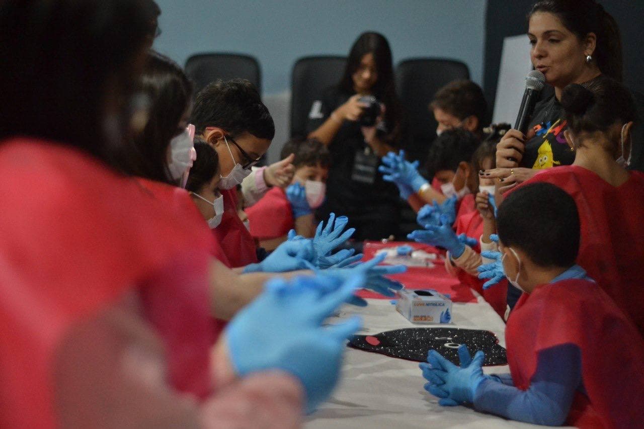 Crianças aprendendo a Palavra no IEQ Kids